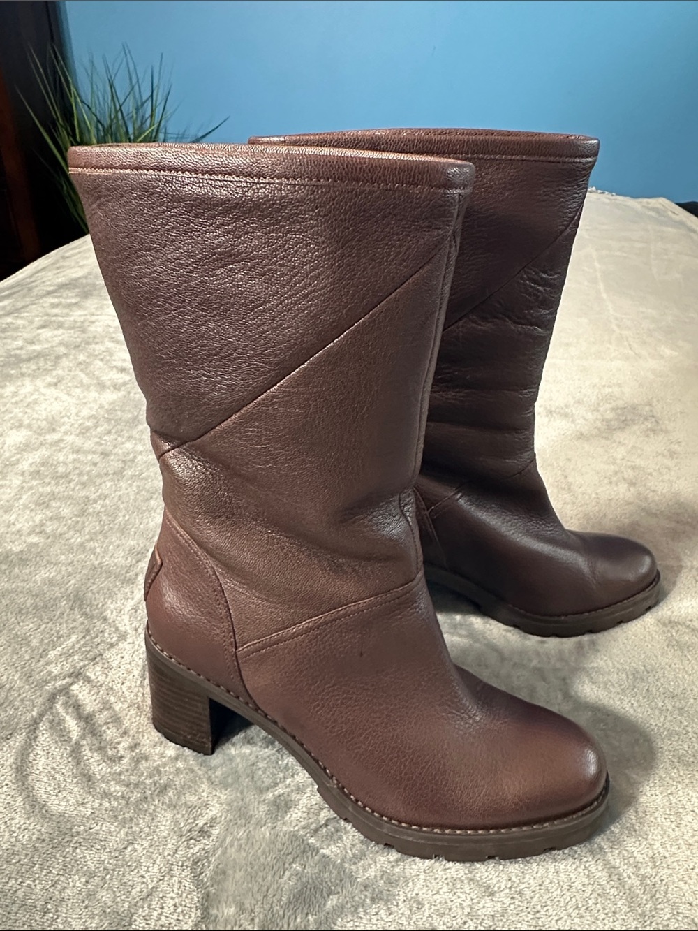 EUC UGG Women's Brown Leather Mid-Calf Block Heel Boots Sz 8